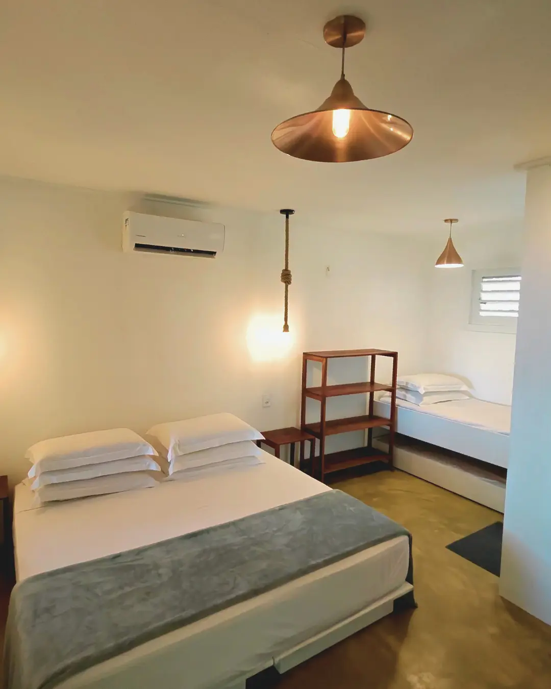 Casa Principal da Vila Flor vista de fora, com piscina e vista para o mar de Moitas