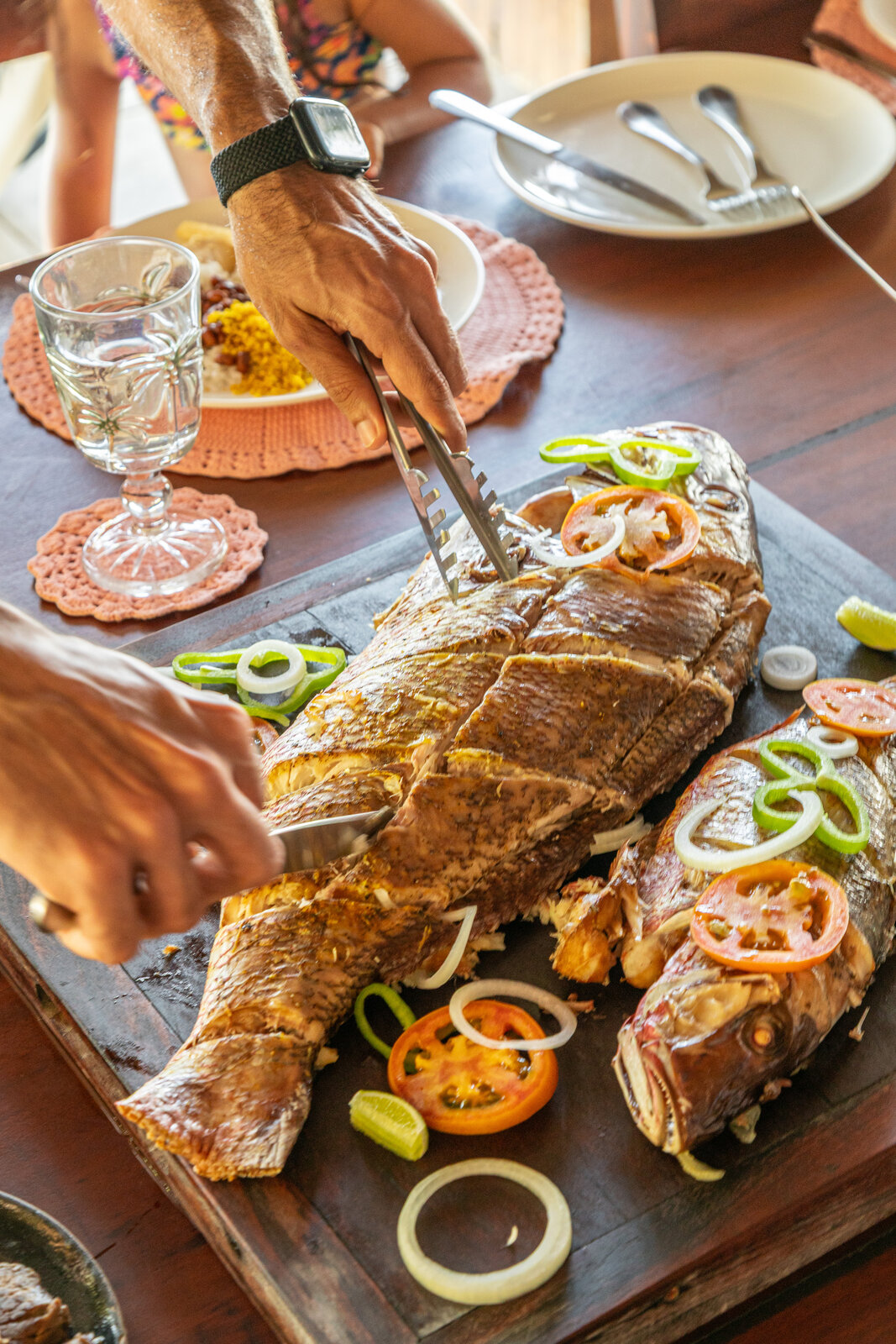 Peixe grelhado servido na tábua — restaurantes de Moitas e Icaraizinho
