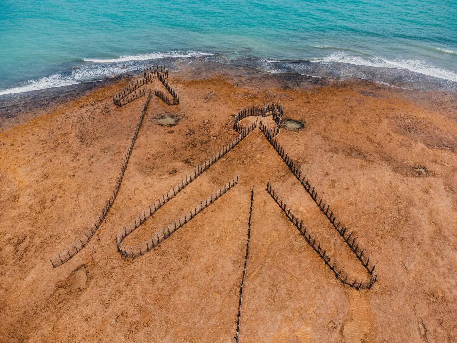 Vista aérea de um curral de pesca na maré baixa em Moitas, Ceará