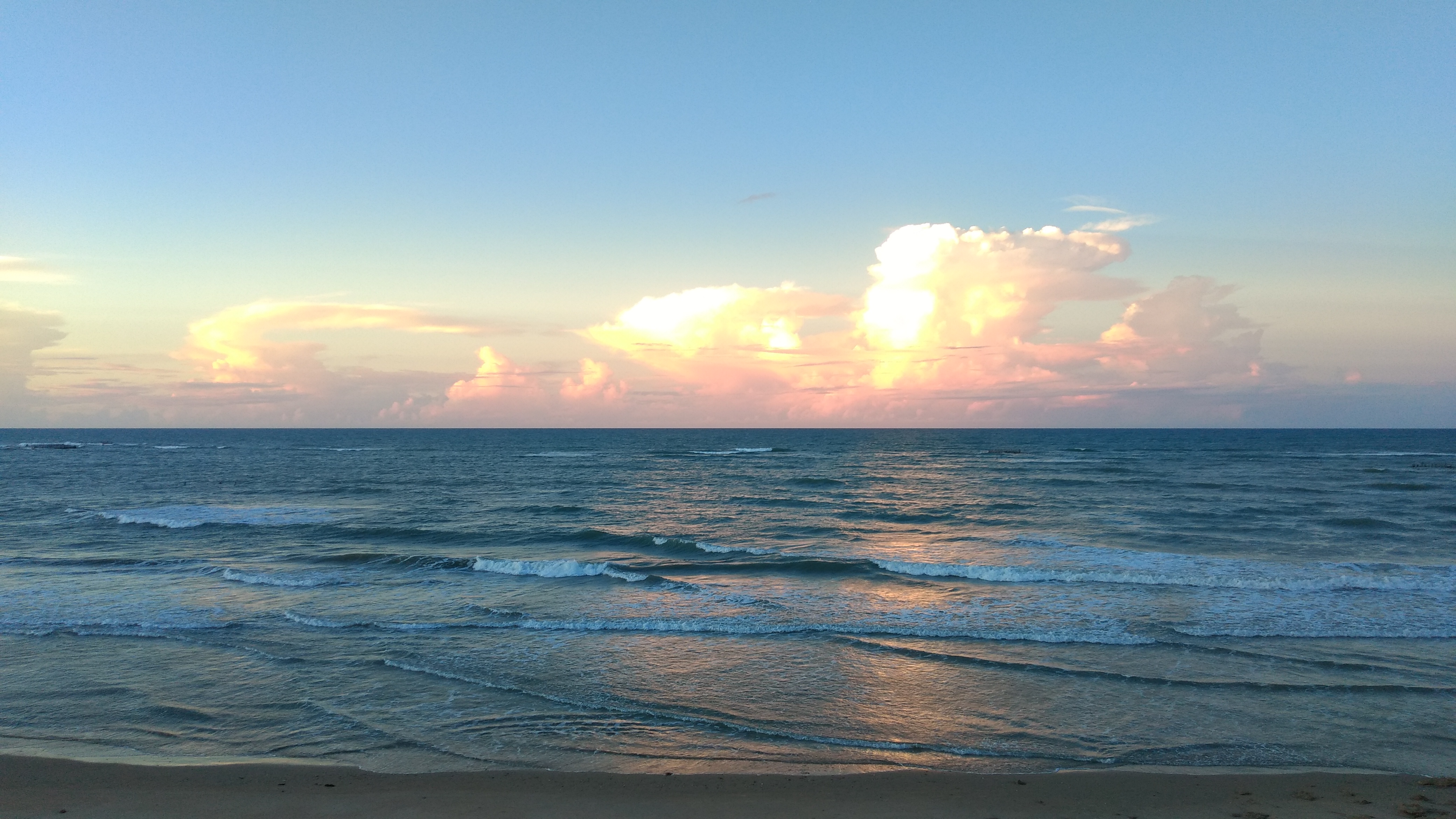 Mar calmo e quente da Praia de Moitas ao fim de tarde