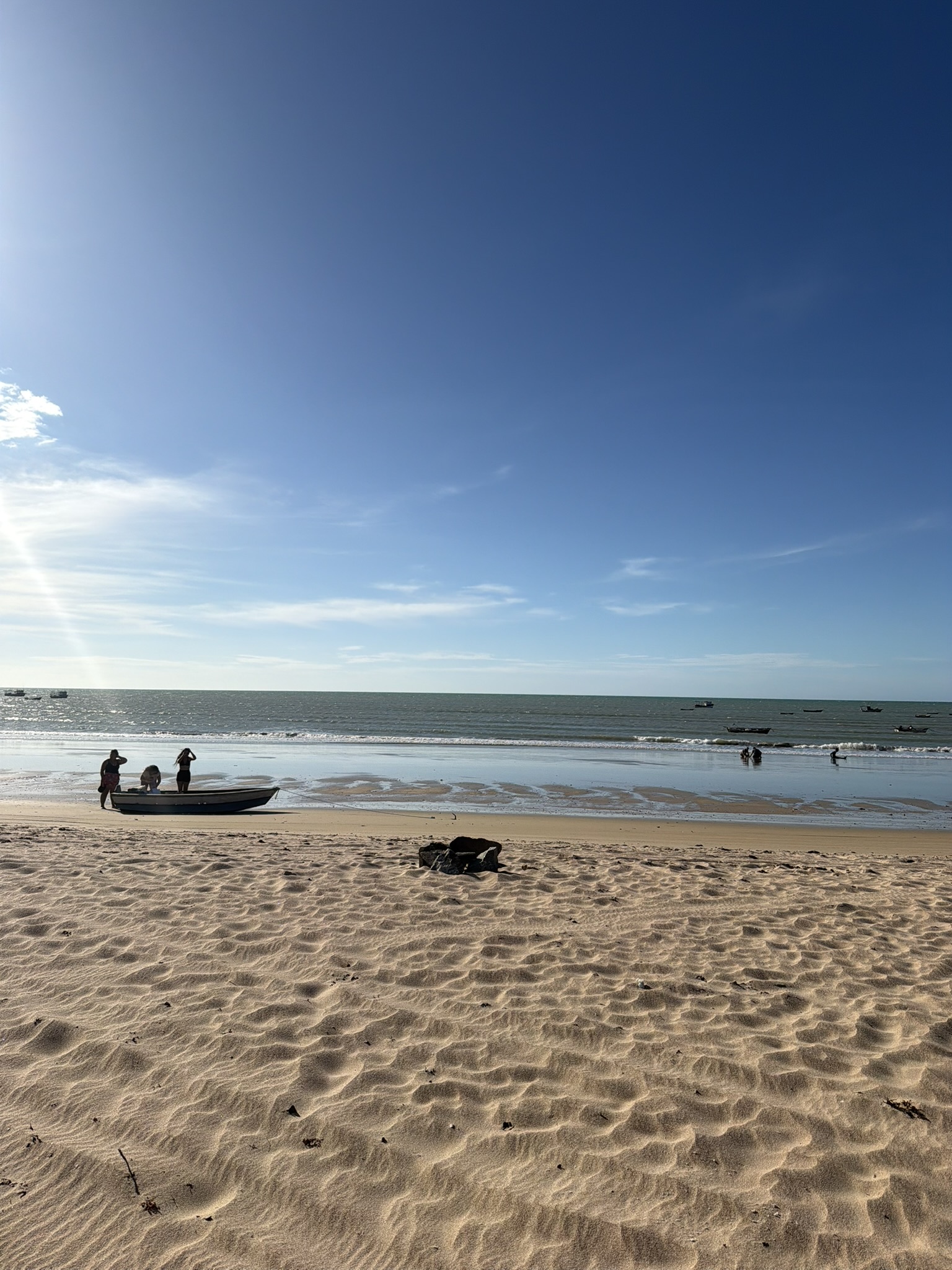 Praia de Moitas com jangadas no horizonte - vila de pescadores tranquila
